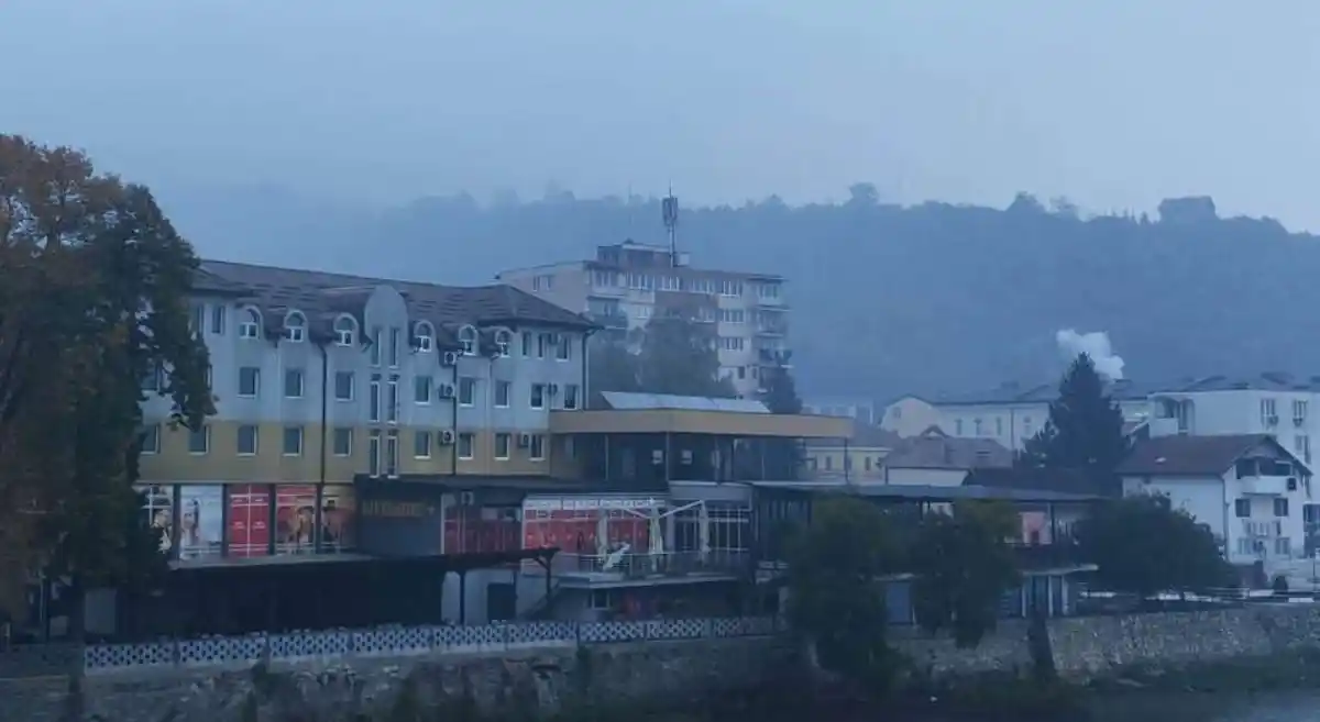 Požar na nelegalnoj deponiji Šišeta u Goraždu treći put, gust i toksičan dim prekrio grad