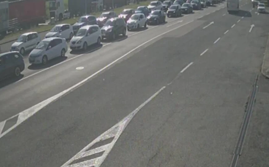 Duge kolone na graničnom prelazu Izačić, ostali prelazi imaju čekanja od 10 do 30 minuta
