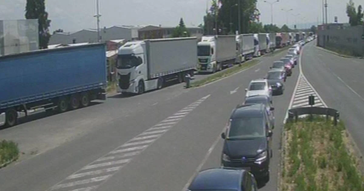 Duge kolone na granicama: Najveće gužve na prelazima Izačić, Velika Kladu&scaron;a i Ora&scaron;je