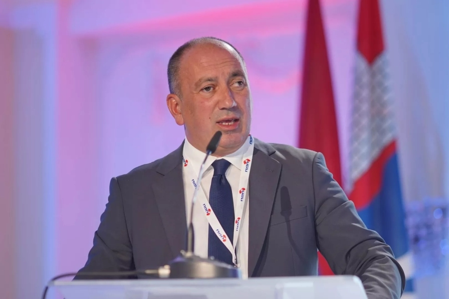 Igor Crnadak navodi da aktivisti SNSD-a obilaze penzionere u Banja Luci i donose im po 50 KM u koverti