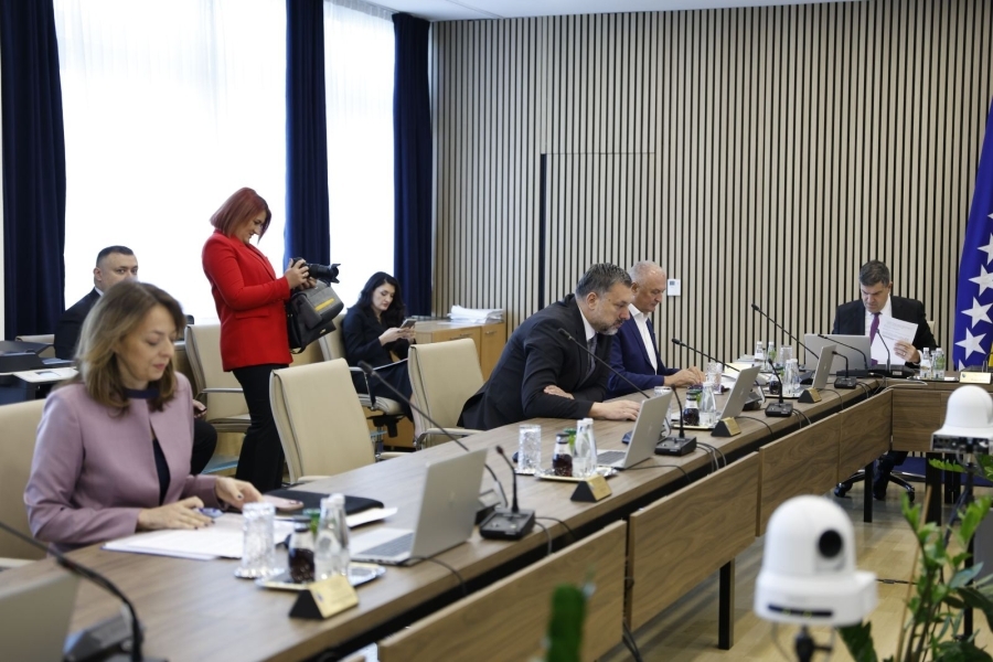 SPAŠAVAJ SE KO MOŽE: Šta će se dogoditi državnim ministrima koji planiraju zamrznuti mandat...