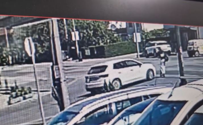 U Bihaću automobil udario djevojku na romobilu, vozač pobjegao s mjesta nesreće
