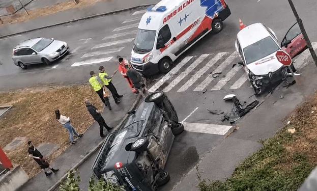 Te&scaron;ka saobraćajna nesreća u Bihaću, jedno vozilo se prevrnulo, nema informacija o povrijeđenima