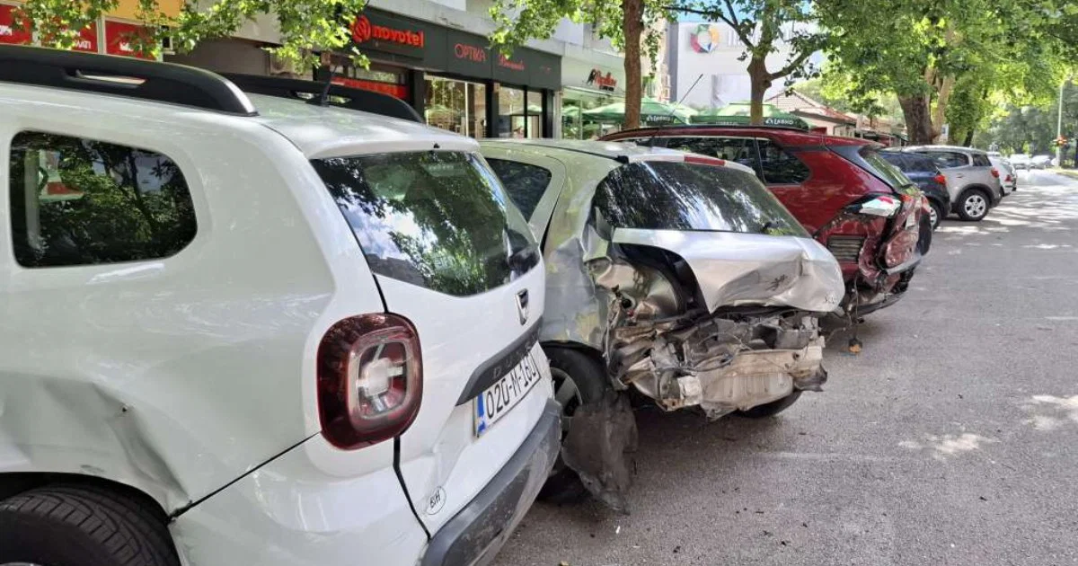 Vozač Mercedesa sudario se sa &scaron;est parkiranih automobila u Mostaru