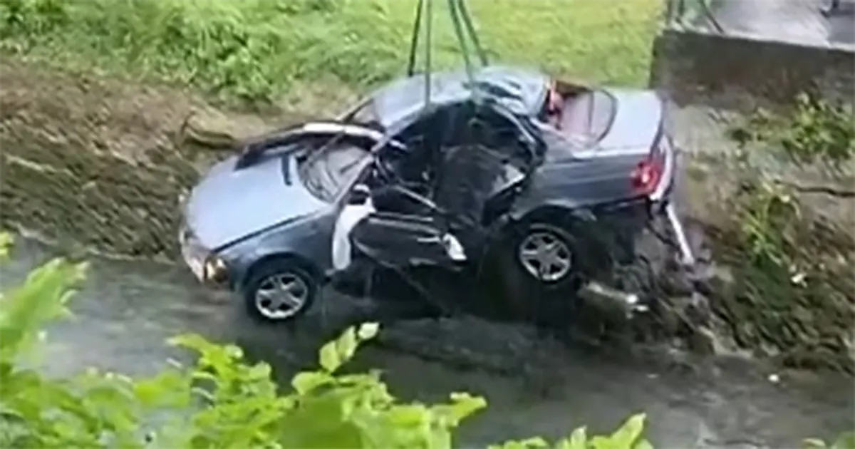 Mladić izgubio život nakon &scaron;to je automobil sletio u kanal pored ceste. Identitet poznat (VIDEO)