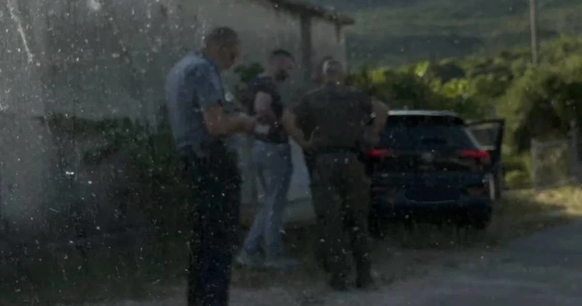 Vozač Golfa 8 udario u zid kuće tokom bijega od policije, nastavio trčati bos prema Raškoj Gori