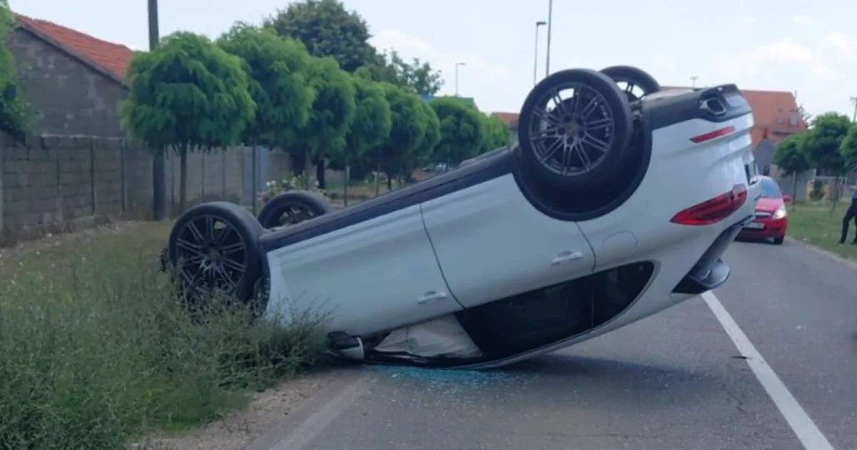 Te&scaron;ka saobraćajna nesreća u Janji: Automobil se prevrnuo nakon udara u banderu