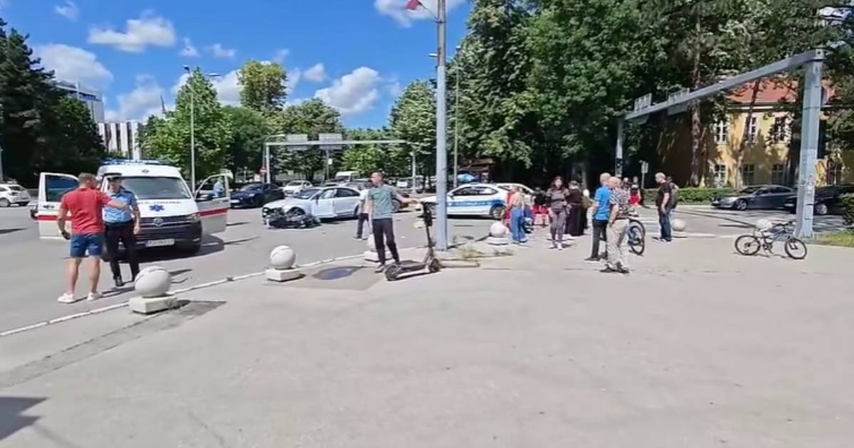 Teška saobraćajna nesreća kod Narodnog pozorišta u Banjaluci: Učestvovali automobil i motor