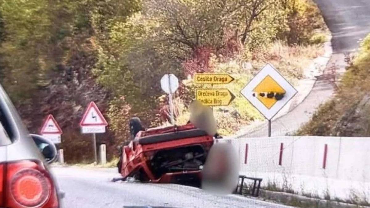 Teška saobraćajna nesreća u BiH: Automobil završio na krovu