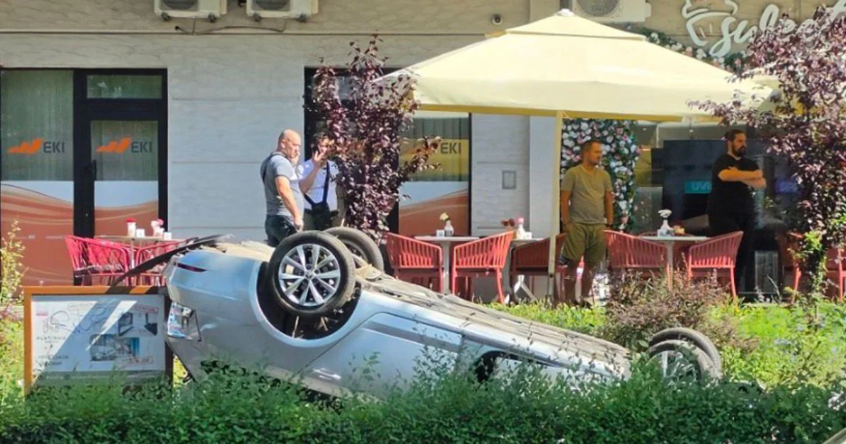 Saobraćajna nesreća u Sarajevu: Tri žene uspjele pobjeći prije nego što je automobil prevrnut završio na krovu
