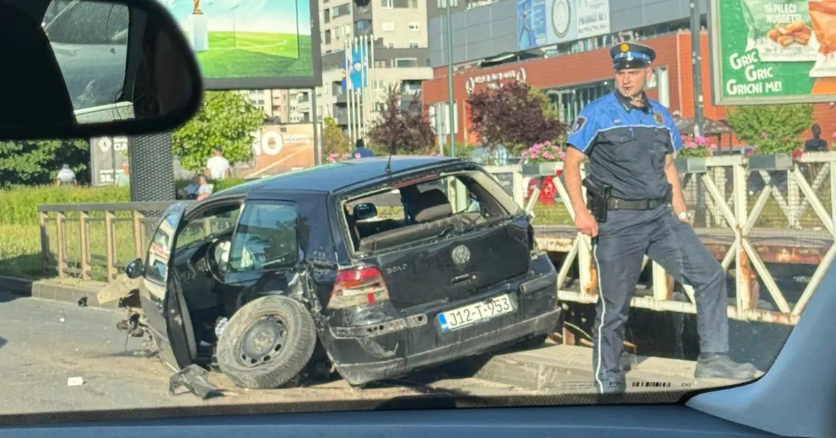 Teška saobraćajna nesreća u Sarajevu: Točkovi otpali sa automobila usljed snažnog udara