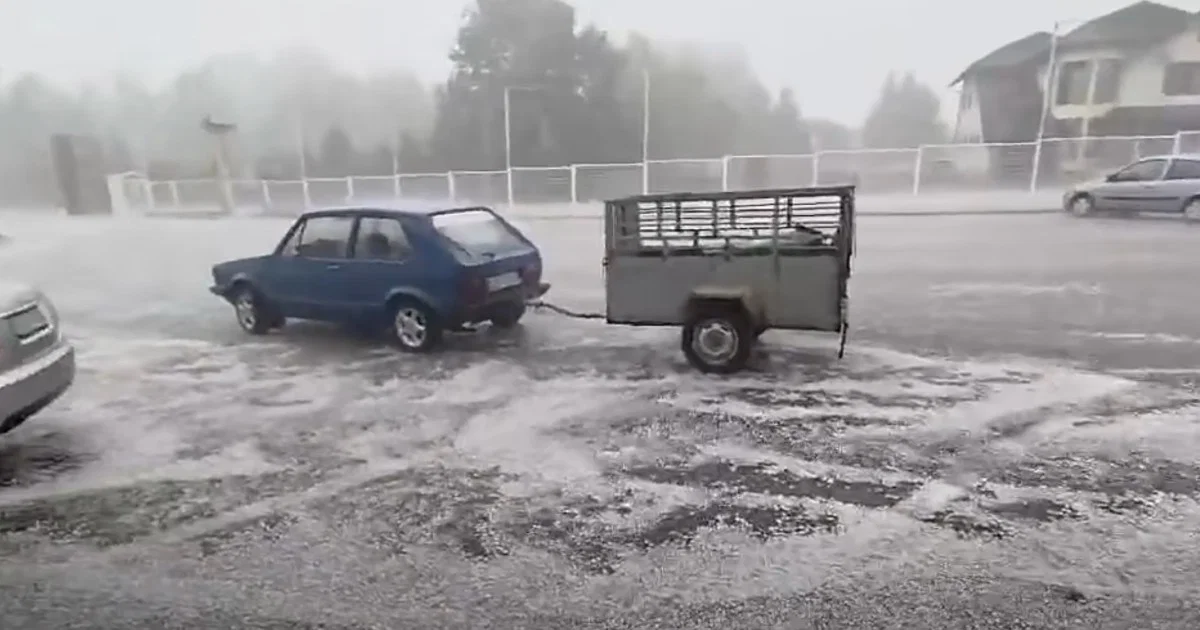 Prijedor pogođen jakim nevremenom, zabilježeni shelf oblaci i grad u Rasavcima i Omarskoj