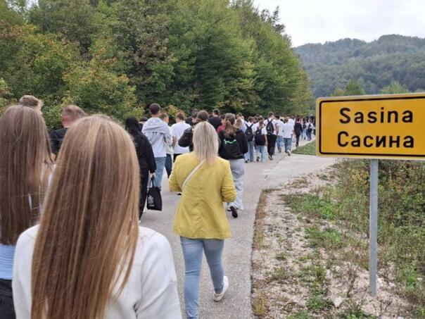 U Sanskom Mostu održan mar&scaron; sjećanja na vi&scaron;e od 60 ubijenih civila bo&scaron;njačke i hrvatske nacionalnosti iz 1995. godine