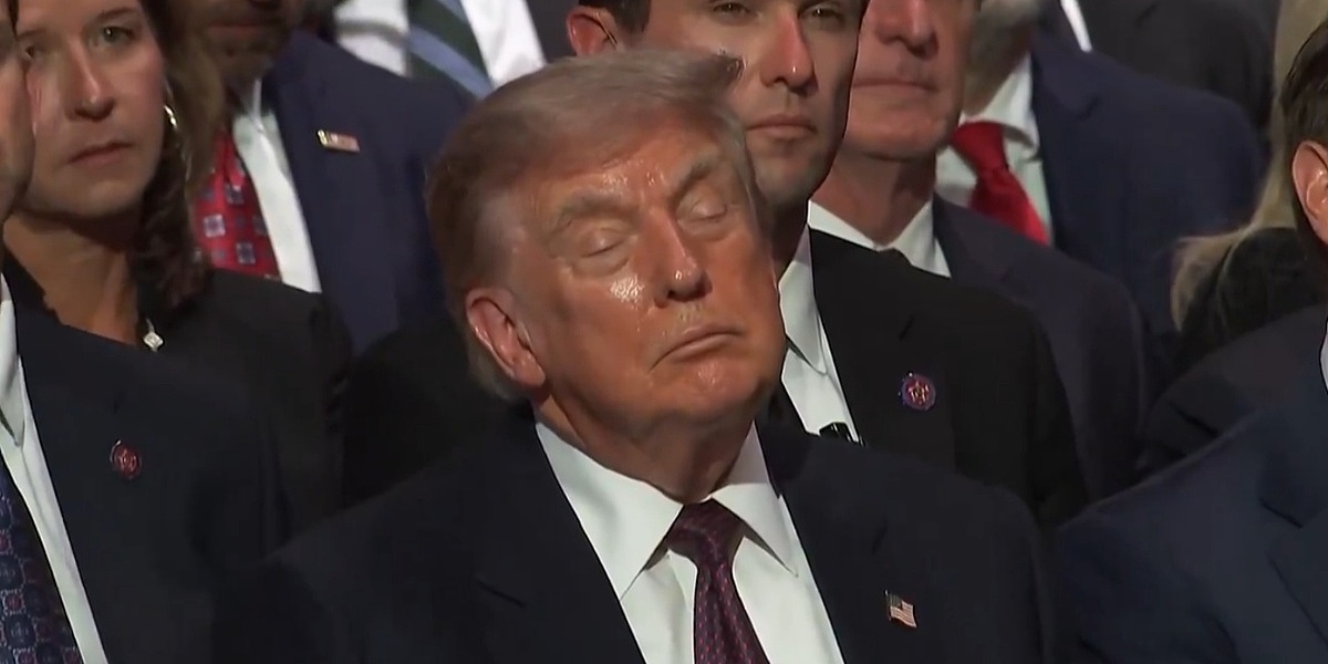 Donald Trump viđen kako spu&scaron;ta glavu tokom sahrane Lindseyja Grahama, Bijela kuća negira da je spavao