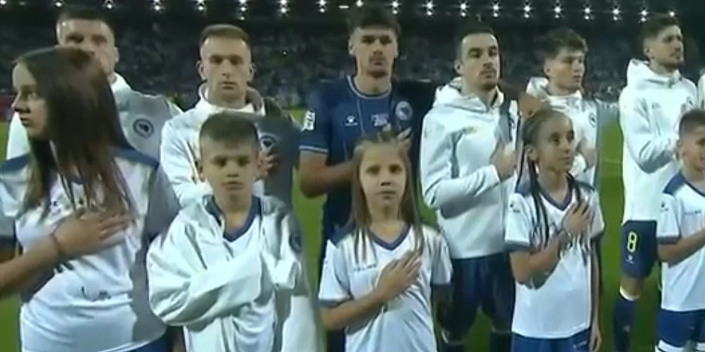 Kerim Alajbegović, igrač Juventusa, obukao Daniju Džeku trenerku reprezentacije BiH uoči utakmice u Zenici