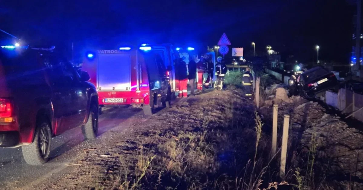 Automobil izletio s ceste i zavr&scaron;io na betonskoj ogradi, dvije osobe povrijeđene