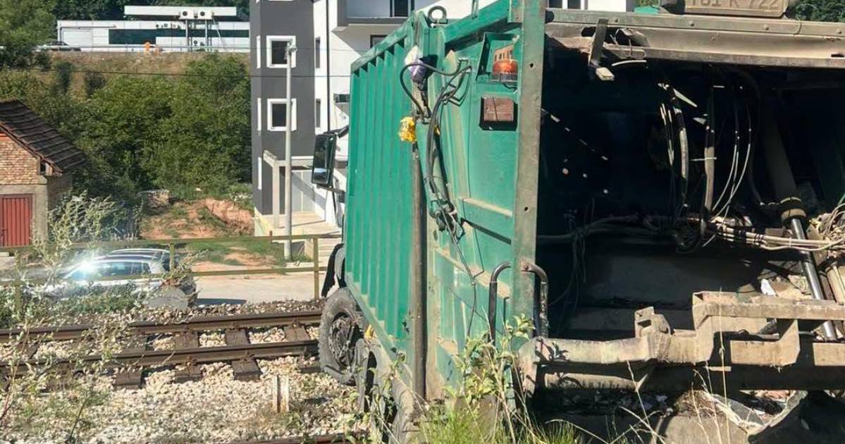 Vozač Mercedesa uhap&scaron;en u Vogo&scaron;ći zbog 2,30 promila alkohola nakon sudara s kamionom
