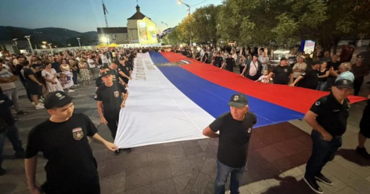 Na Trgu Krajine u Banjaluci održan skup u znak sjećanja na Ratka Mladića uz transparent "Komandante, hvala ti za sve!