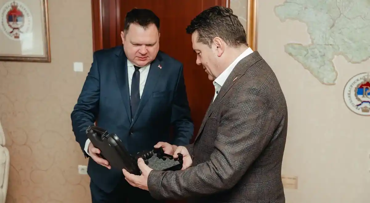 Ministar MUP-a RS Željko Budimir uručio predsjedniku NS RS Nenadu Stevandiću 'Glock 19' kao znak zahvalnosti