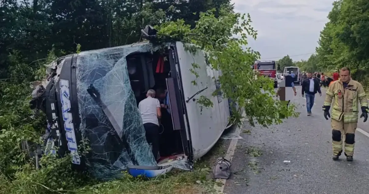 Teška povreda vozačice u sudaru autobusa i automobila na magistrali kod Kamičana