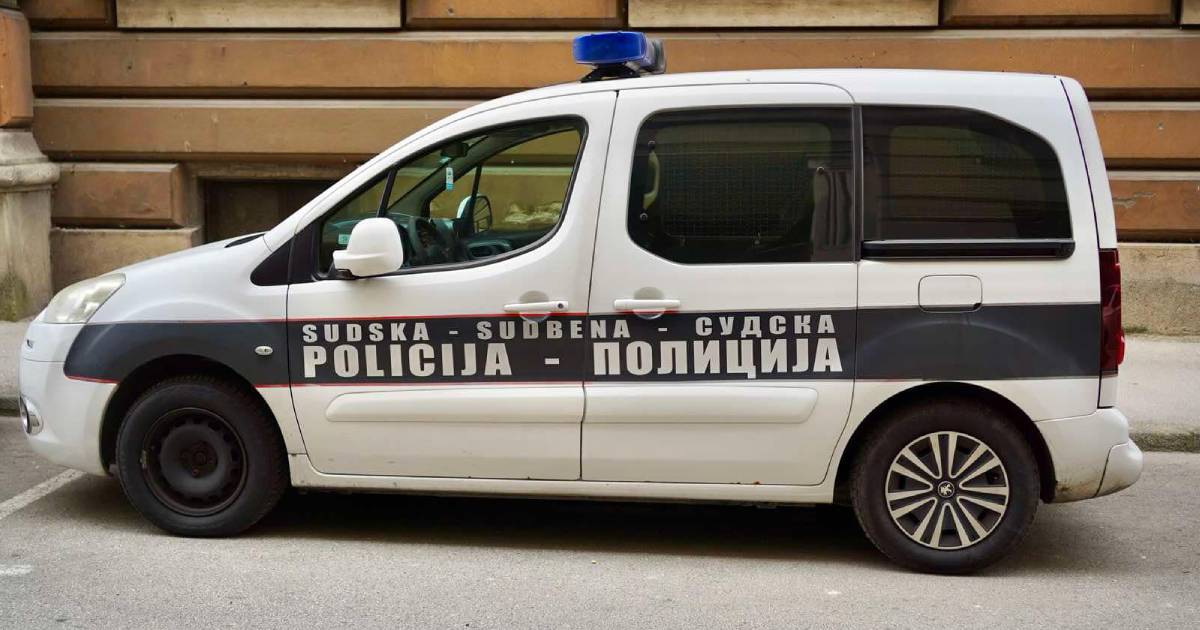 Fizički napao i teško povrijedio sudskog policajca
