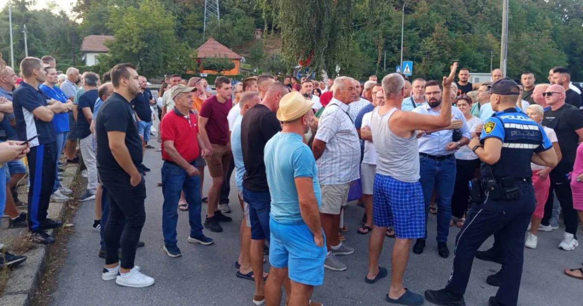 Građani se okupili ispred Termoelektrane Tuzla zbog povećanog ispu&scaron;tanja pra&scaron;ine iz Bloka 4