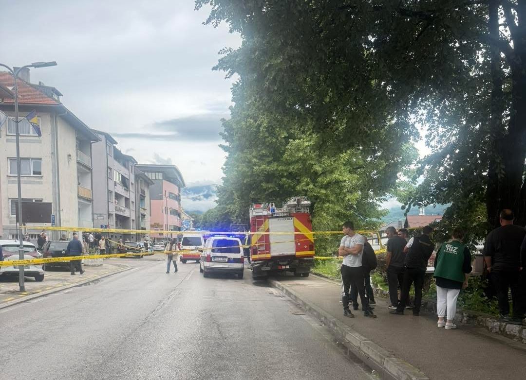 Jedna osoba smrtno stradala u te&scaron;koj saobraćajnoj nesreći u ulici Bedem u Bihaću, vozilo sletjelo u jarak