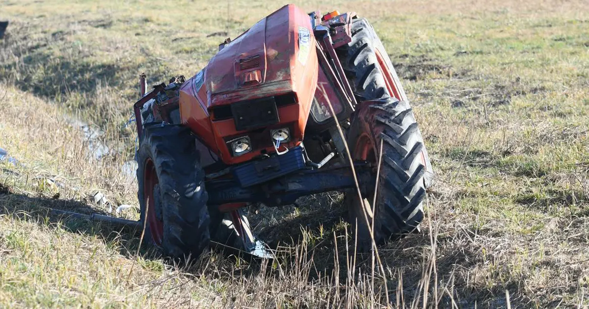 Traktor se prevrnuo na livadi, smrtno stradala osoba D. Ј