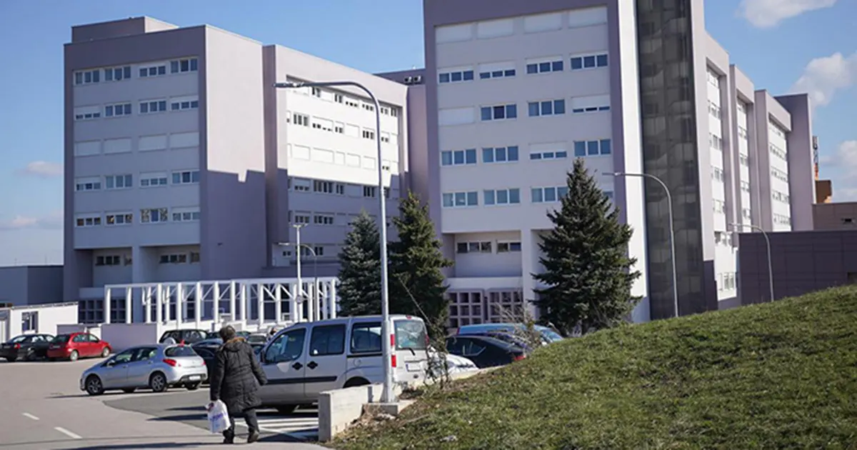 Mlađi pacijent hospitalizovan nakon gušenja na bazenu u Prnjavoru, priključen na respirator