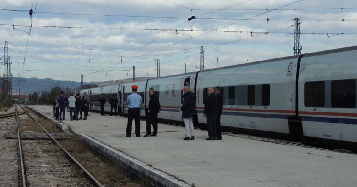 Putnički voz sudario se s automobilom u Dobrinjama, jedna žena povrijeđena i prevezena u bolnicu