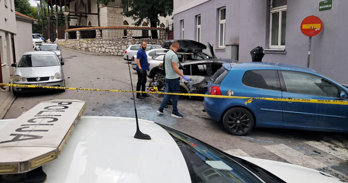 Dva automobila izgorjela u Sarajevu, policija istražuje uzrok požara