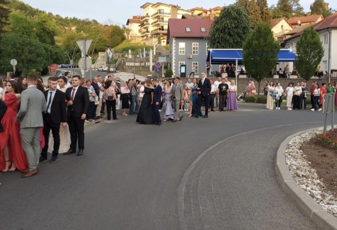 Noć uspomena: Maturanti I srednje škole Cazin večeras defiliraju gradom Noć uspomena: Maturanti I srednje škole Cazin večeras defiliraju gradom