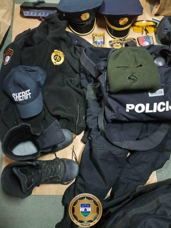 Pretres kuće u Bihaću: Pronađene policijske uniforme i predmeti povezani s krađama Pretres kuće u Bihaću: Pronađene policijske uniforme i predmeti povezani s krađama