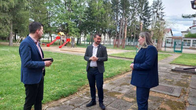 Vlada USK ulaže 100.000 KM u vrtić u Sanskom Mostu, gradi nova igrališta i sanira škole Vlada USK ulaže 100.000 KM u vrtić u Sanskom Mostu, gradi nova igrališta i sanira škole