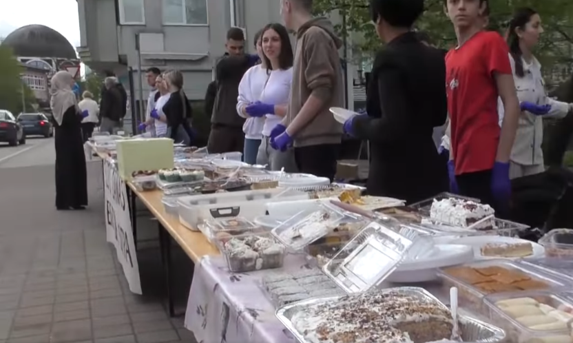 Lijepa gesta: Učenici iz Sanskog Mosta omogućili kolegama odlazak na ekskurziju Lijepa gesta: Učenici iz Sanskog Mosta omogućili kolegama odlazak na ekskurziju