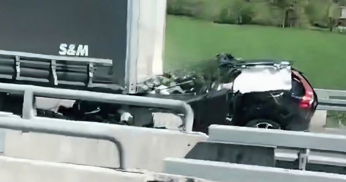 Crna subota na bh. cestama: Automobil se zabio u kamion na autoputu, tri osobe poginule Crna subota na bh. cestama: Automobil se zabio u kamion na autoputu, tri osobe poginule