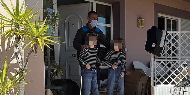 Dječaci spašeni iz kuće strave, godinama nisu vidjeli sunce: Roditelji ih zbog opsesije Covidom zatvorili Dječaci spašeni iz kuće strave, godinama nisu vidjeli sunce: Roditelji ih zbog opsesije Covidom zatvorili