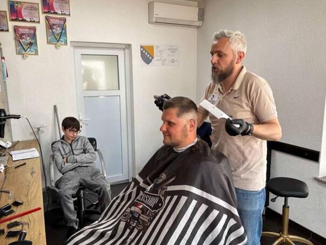 Frizer Redžo iz Krajine san pretvorio u stvarnost: Sve je počelo kao dječija igra Frizer Redžo iz Krajine san pretvorio u stvarnost: Sve je počelo kao dječija igra