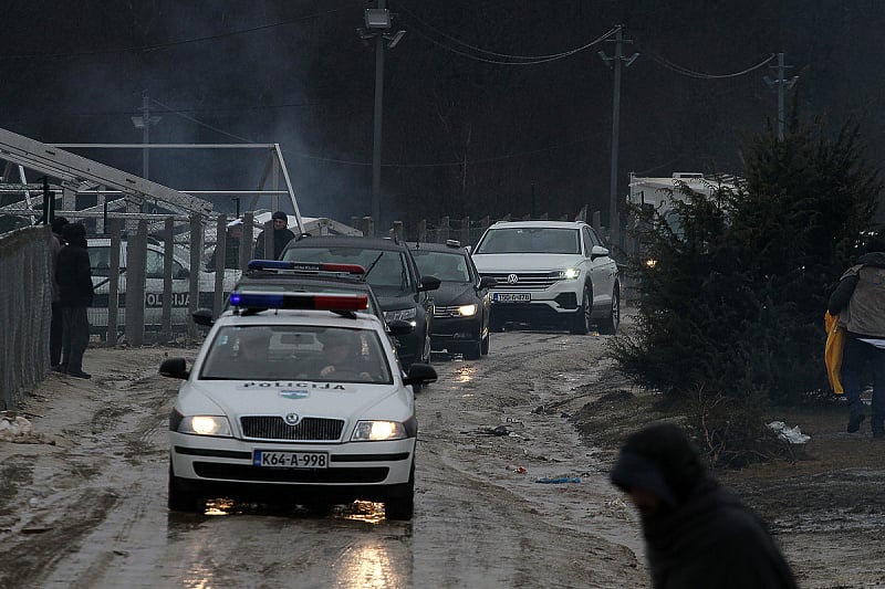 U migrantskom kampu Lipa izbila masovna tučnjava, nožem ubijena jedna osoba U migrantskom kampu Lipa izbila masovna tučnjava, nožem ubijena jedna osoba