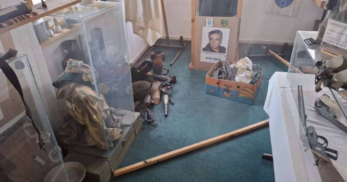 Vrata Muzeja Armije RBiH razvaljena sjekirom, ukradeni i uništeni vrijedni eksponati Vrata Muzeja Armije RBiH razvaljena sjekirom, ukradeni i uništeni vrijedni eksponati