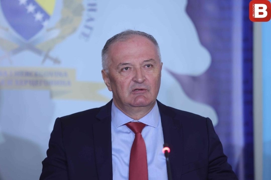 MINISTAR HELEZ POZIVA DOMAĆU JAVNOST DA OZBILJNO SHVATI NAPADE: "Potomci fašističkih ideologija traže podjelu..." MINISTAR HELEZ POZIVA DOMAĆU JAVNOST DA OZBILJNO SHVATI NAPADE: "Potomci fašističkih ideologija traže podjelu..."
