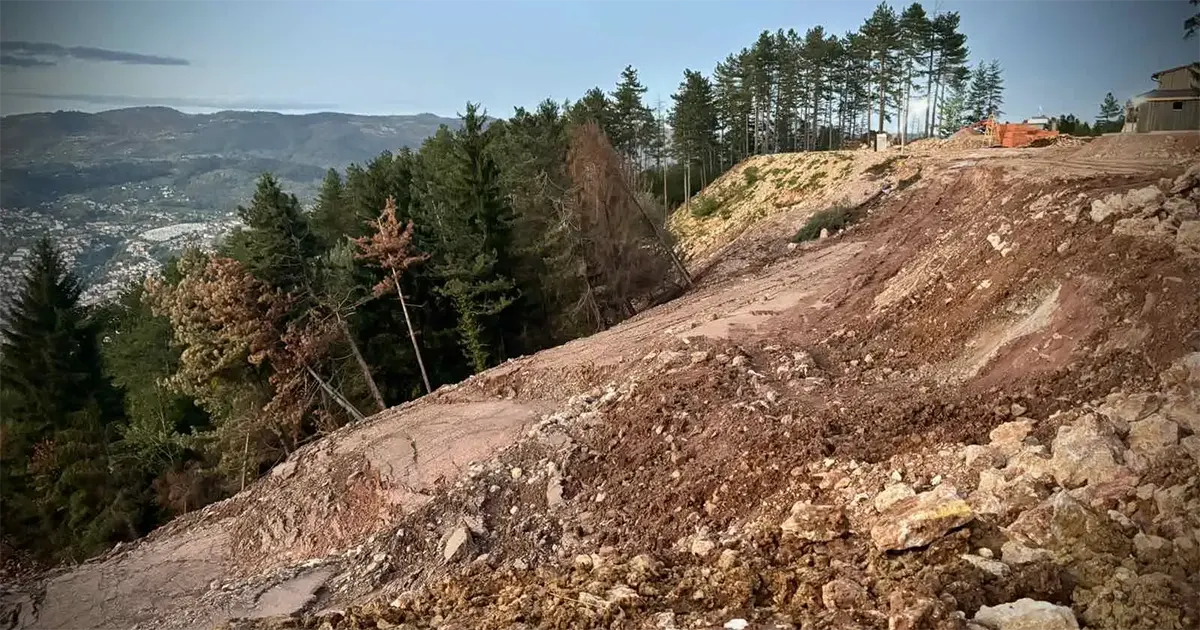 Na lokalitetu Curine njive formirane pukotine usljed pomjeranja tla koje se šire i produbljuju Na lokalitetu Curine njive formirane pukotine usljed pomjeranja tla koje se šire i produbljuju