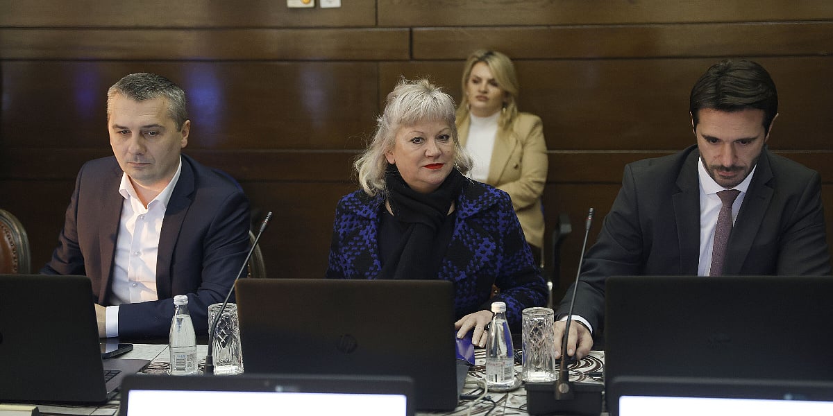 Vlada FBiH povećala sebi duplo troškove smještaja, sada iznose više od najniže penzije u ovom entitetu Vlada FBiH povećala sebi duplo troškove smještaja, sada iznose više od najniže penzije u ovom entitetu