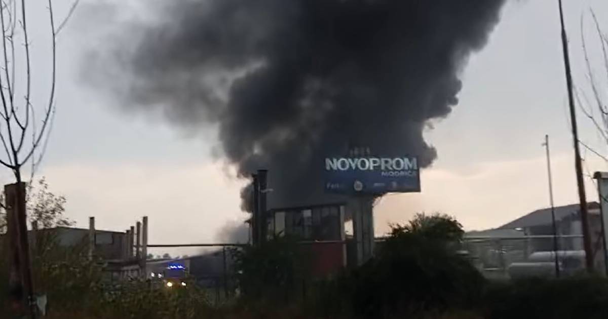 Buknuo požar u krugu modričkog preduzeća, vatrogasci na terenu Buknuo požar u krugu modričkog preduzeća, vatrogasci na terenu