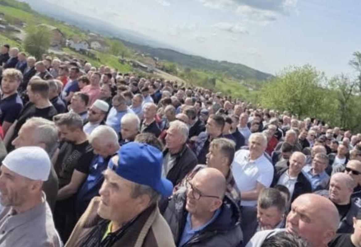 Rijeka ljudi na dženazi: Stotine se oprostile od tragično stradale Amine Japić Rijeka ljudi na dženazi: Stotine se oprostile od tragično stradale Amine Japić