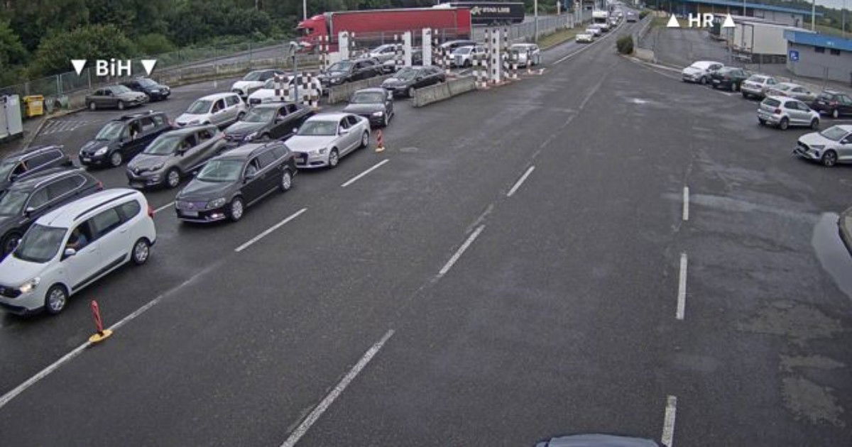 Duga kolona vozila na graničnim prelazima na ulazu u BiH Duga kolona vozila na graničnim prelazima na ulazu u BiH