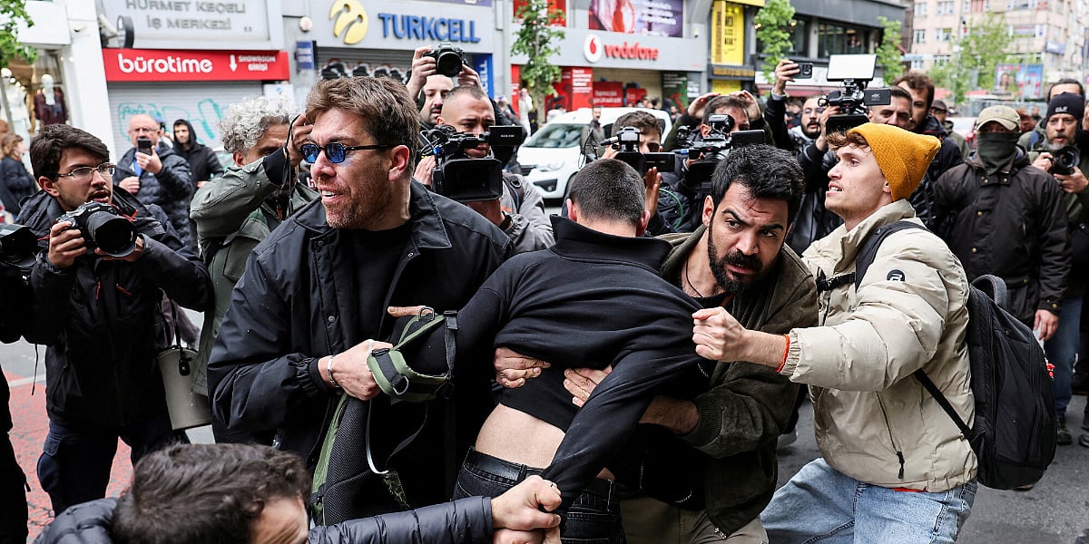 Policija privela skoro 400 građana na ulicama Istanbula, slike prikazuju ozbiljnost situacije na protestima Policija privela skoro 400 građana na ulicama Istanbula, slike prikazuju ozbiljnost situacije na protestima