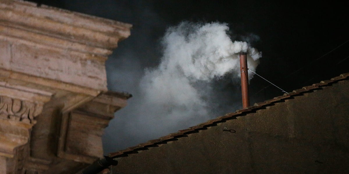 Kako izgleda izbor novog pape: Osamljivanje kardinala, zatim bijeli dim i "Habemus Papam" Kako izgleda izbor novog pape: Osamljivanje kardinala, zatim bijeli dim i "Habemus Papam"