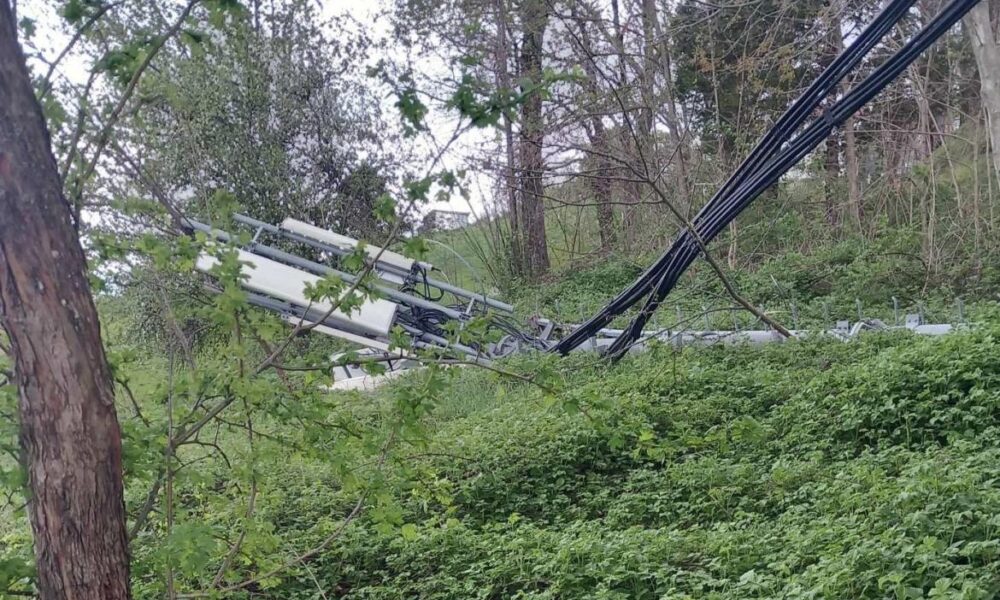 Cazin: Vjetar prepolovio odašiljač BH Telecoma u Polju, mještani u strahu Cazin: Vjetar prepolovio odašiljač BH Telecoma u Polju, mještani u strahu
