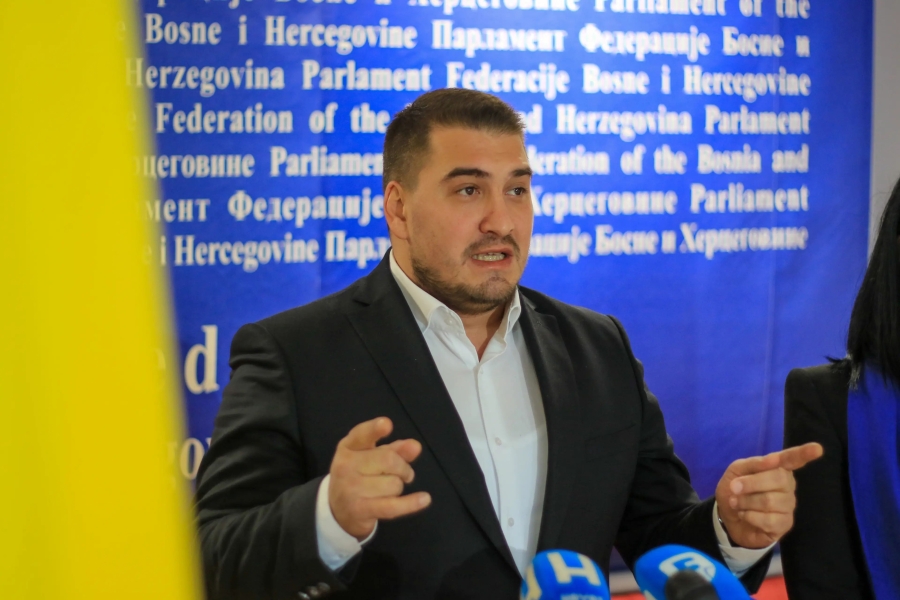 HARIS ZAHIRAGIĆ PROZIVA TROJKU: "Pod krinkom borbe protiv femicida pokušava se uvaljati zakonsko prepoznavanje istospolnih zajednica" HARIS ZAHIRAGIĆ PROZIVA TROJKU: "Pod krinkom borbe protiv femicida pokušava se uvaljati zakonsko prepoznavanje istospolnih zajednica"
